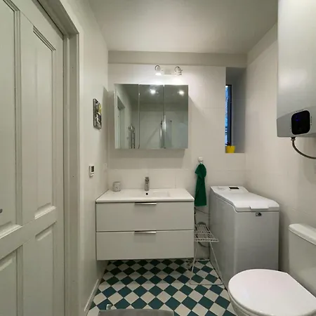 Charming And Spacious In The Embassy Area Apartment Riga