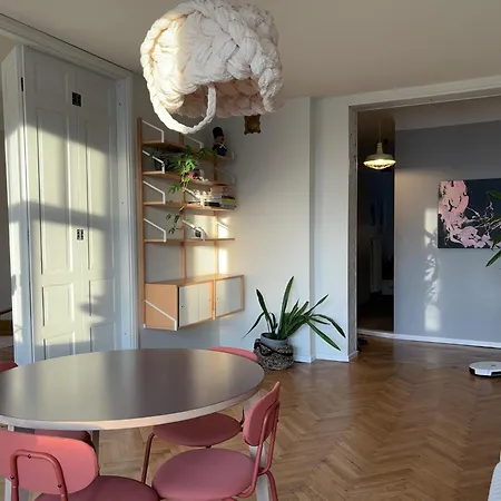 Charming And Spacious In The Embassy Area Apartmán *